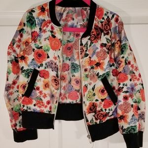 🌺🌹🌼Cool floral Xhilaration jacket with pockets